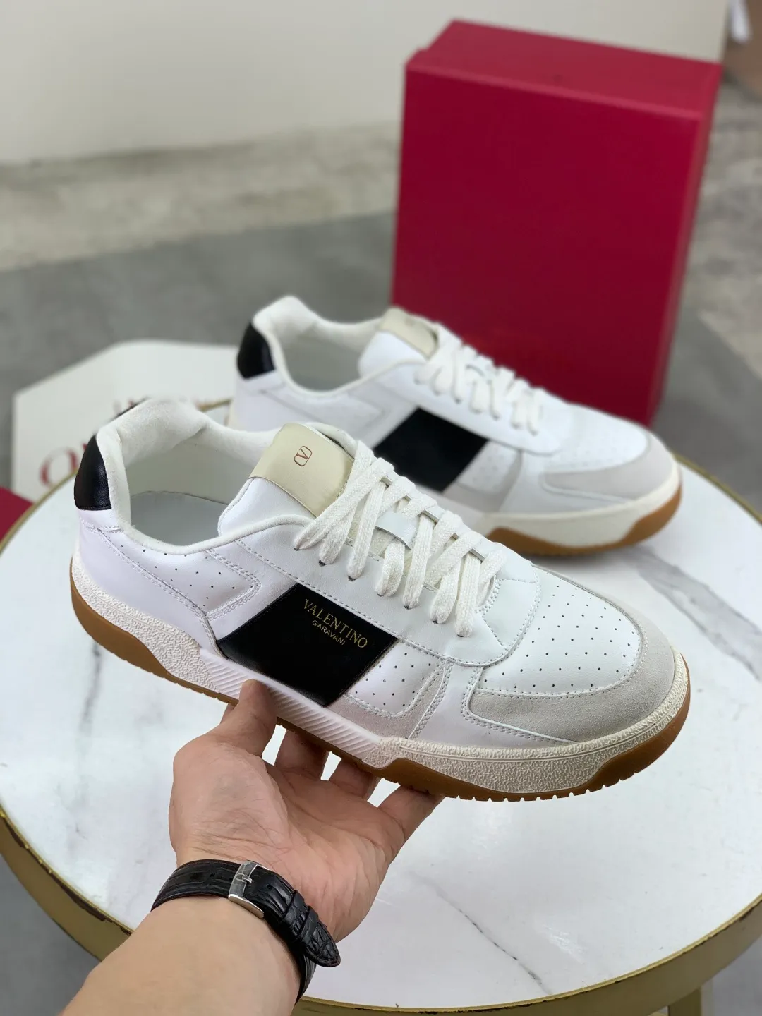 Men's men's shoes 💰P660 new top version of Valentino couple's bread shoes! Valentino Joie de Jouer series Velcro thick sole bread shoes couple style casual sports shoes white shoes original purchase development and production Joie de Jouer series simple style without losing style. The pure white base is paired with fresh green and soft beige, and the unique Velcro design highlights your personality. Every detail tells fashion and quality, wear it, take a confident step, and start the trend journey ✔️Fabric: Original customized imported first-layer cowhide ✔️Inner lining: Original customized soft sheepskin lining ✔️Outsole: Original molded non-slip TPU material ✔️Sole thickness: 3.5CM ✔️Size: Women's 35-41 Men's 38-46 (38. Male, 41 female, 46 non-refundable